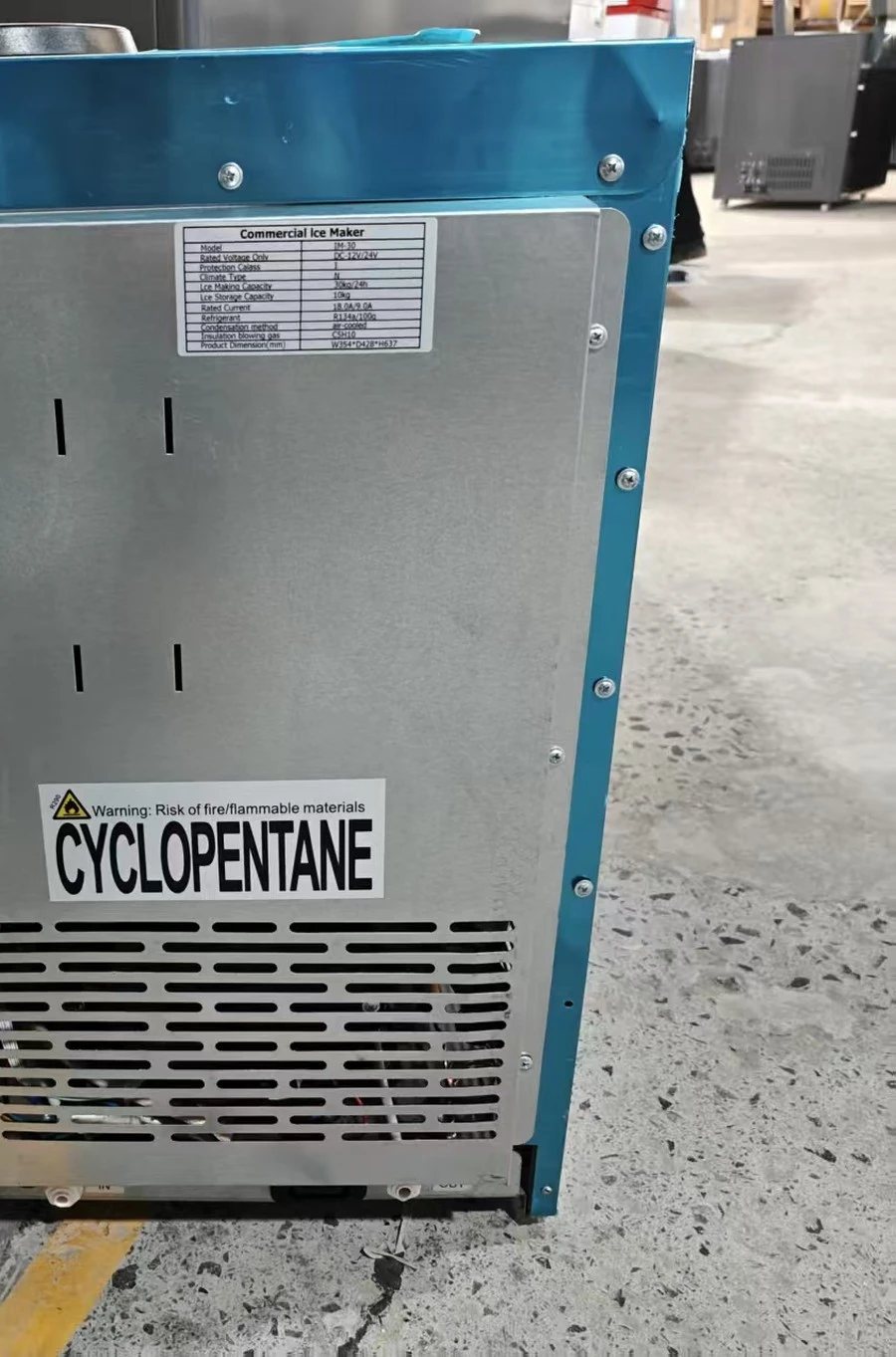 Rear panel of the IM-30 with rating plate and cyclopentane label