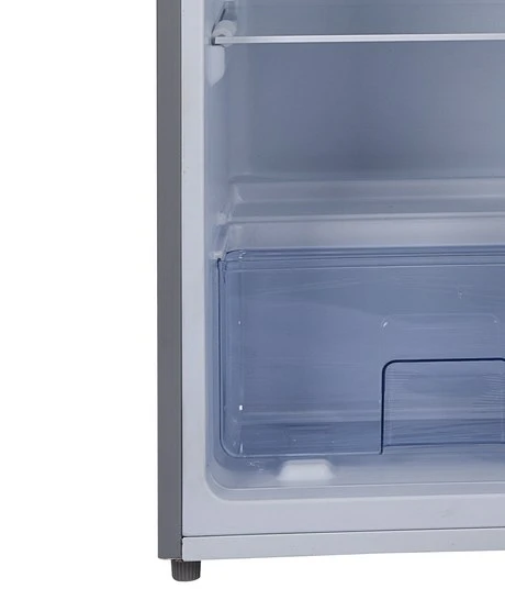 Full width crisper drawer at the bottom of the fresh food compartment
